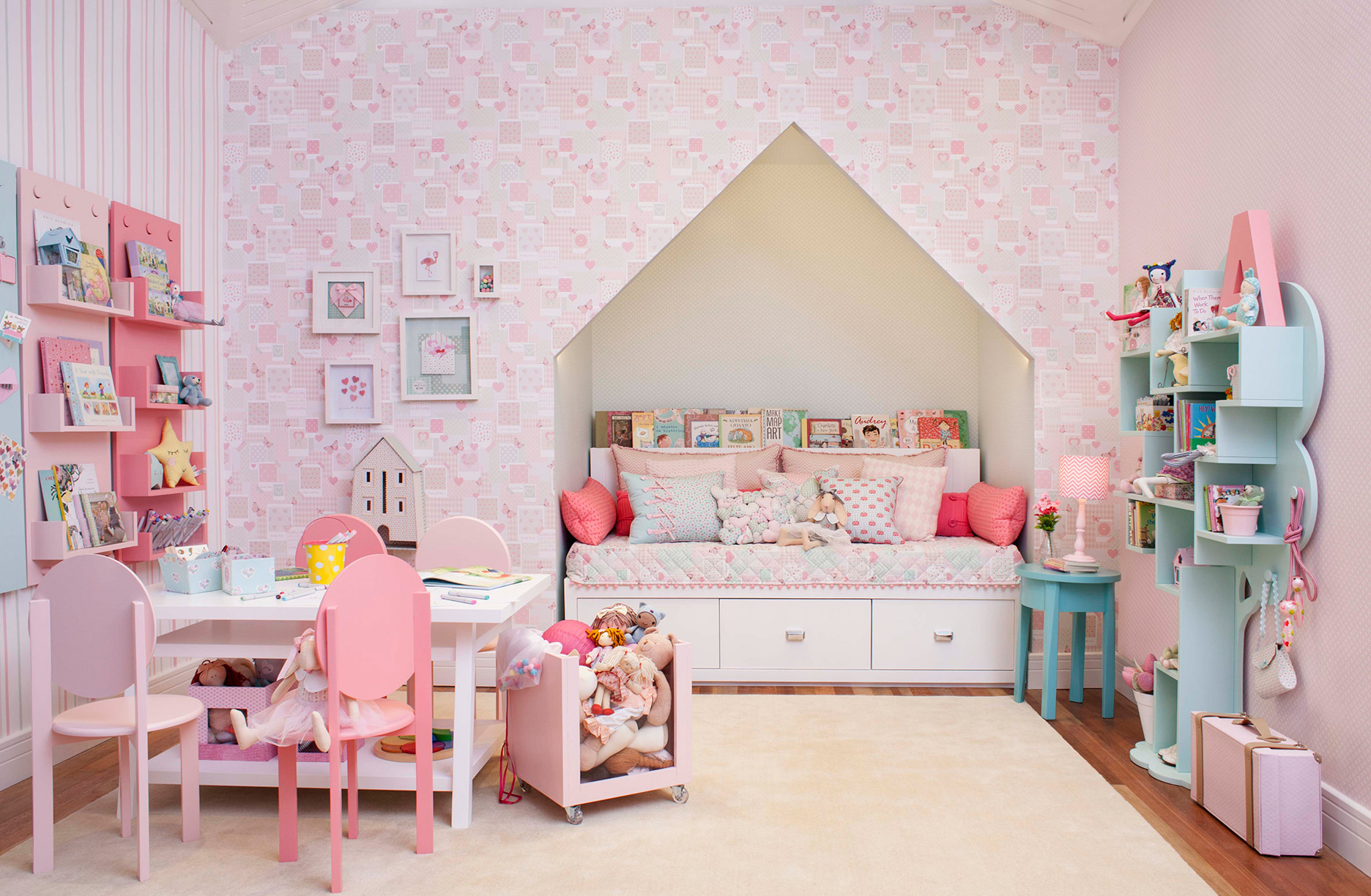 moveis para quarto de bebe com cama de babá, enfeites e mesa